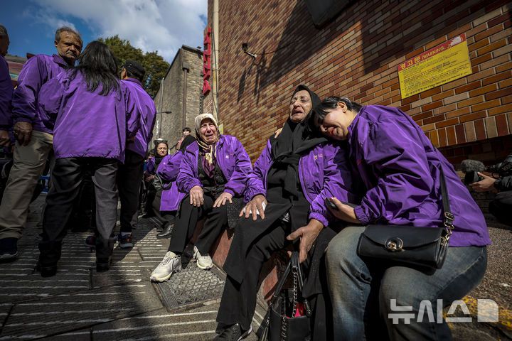 [서울=뉴시스] 정병혁 기자 = 10.29이태원참사 외국인 희생자 유가족들이 25일 서울 용산구 이태원역 1번 출구 앞 10·29 기억과 안전의 길을 찾아 참사 현장을 살펴보며 눈물을 흘리고 있다. 2025.10.25 jhope@newsis.com