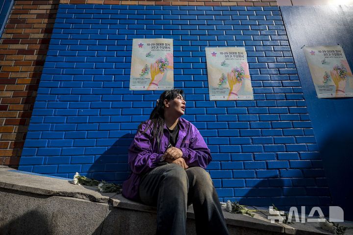 [서울=뉴시스] 정병혁 기자 = 10.29이태원참사 외국인 희생자 유가족들이 25일 서울 용산구 이태원역 1번 출구 앞 10·29 기억과 안전의 길을 찾아 참사 현장을 살펴보며 눈물을 흘리고 있다. 2025.10.25 jhope@newsis.com