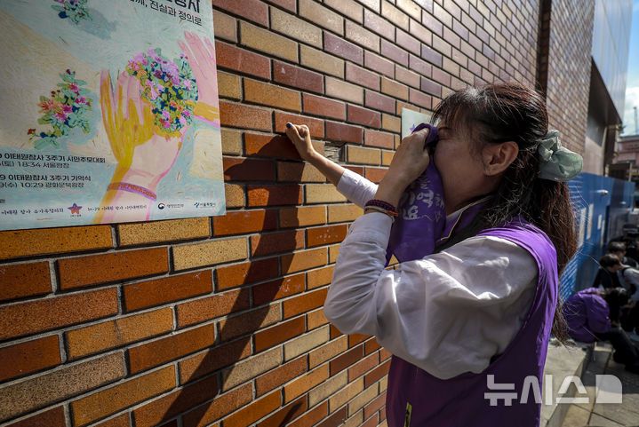 [서울=뉴시스] 정병혁 기자 = 10.29이태원참사 외국인 희생자 유가족들이 25일 서울 용산구 이태원역 1번 출구 앞 10·29 기억과 안전의 길을 찾아 참사 현장을 살펴보며 눈물을 흘리고 있다. 2025.10.25 jhope@newsis.com