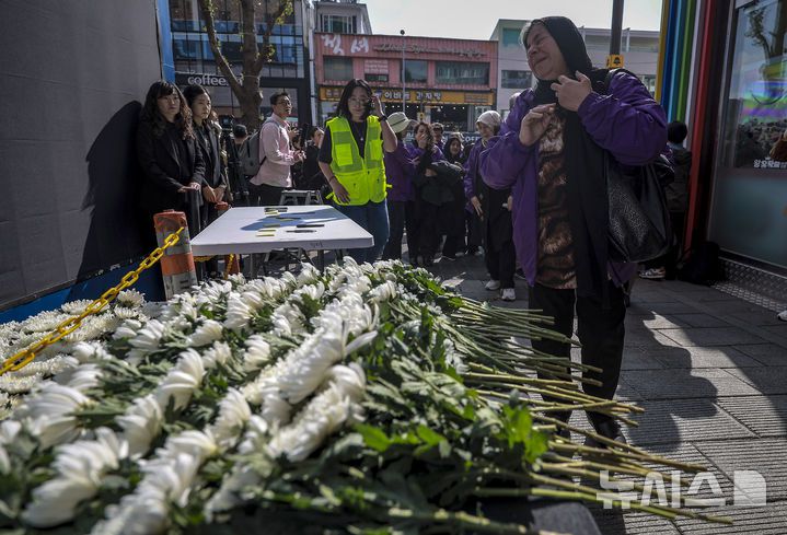 [서울=뉴시스] 정병혁 기자 = 10.29이태원참사 외국인 희생자 유가족들이 25일 서울 용산구 이태원역 1번 출구 앞 10·29 기억과 안전의 길을 찾아 참사 현장을 살펴보며 눈물을 흘리고 있다. 2025.10.25 jhope@newsis.com