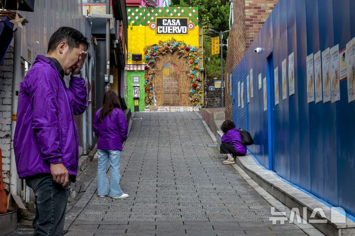 [서울=뉴시스] 정병혁 기자 = 10.29이태원참사 희생자 유가족이 25일 서울 용산구 이태원역 1번 출구 앞 10·29 기억과 안전의 길을 찾아 참사 현장을 살펴보며 눈물을 흘리고 있다. 2025.10.25 jhope@newsis.com