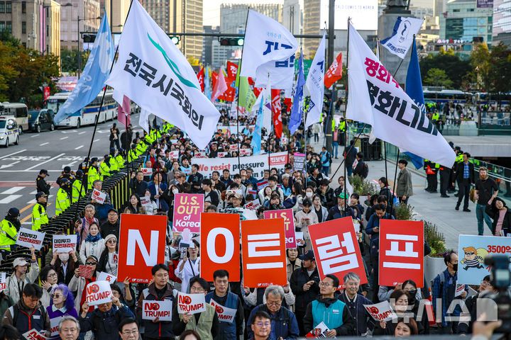 [서울=뉴시스] 정병혁 기자 = 25일 서울 종로구 주한미국대사관 앞에서 대미투자 전면 재검토 NO 트럼프 범시민대행진 참가자들이 구호를 외치고 있다. 2025.10.25 jhope@newsis.com