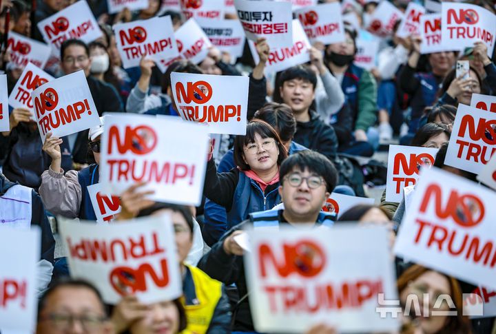 [서울=뉴시스] 정병혁 기자 = 25일 서울 중구 세종대로에서 열린 대미투자 전면 재검토 NO 트럼프 범시민대행진에서 참가자들이 피켓을 들고 있다. 2025.10.25 jhope@newsis.com