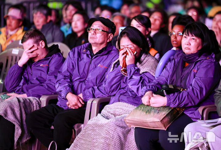 [서울=뉴시스] 정병혁 기자 = 25일 서울 중구 서울광장에서 열린 10.29 이태원참사 3주기 시민추모대회에서 희생자 유가족들이 슬픔을 느끼고 있다. 2025.10.25 jhope@newsis.com
