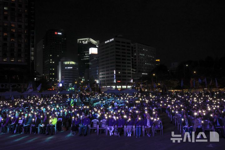 [서울=뉴시스] 정병혁 기자 = 25일 서울 중구 서울광장에서 10.29 이태원참사 3주기 시민추모대회가 열리고 있다. 2025.10.25 jhope@newsis.com