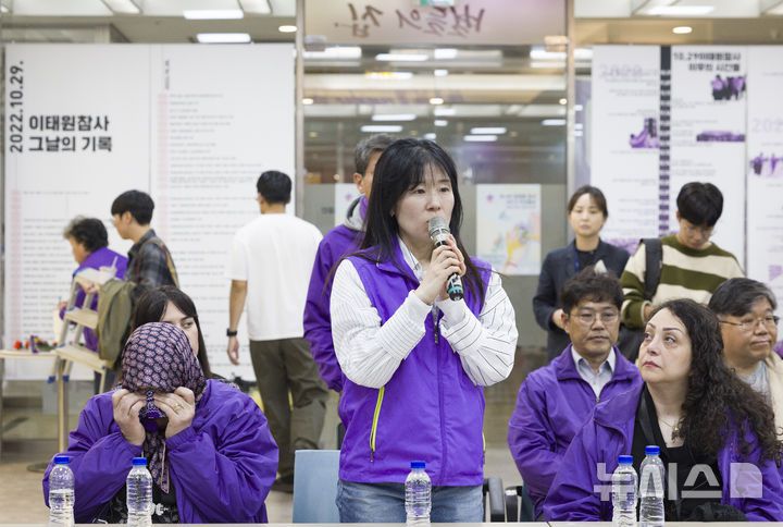 [서울=뉴시스] 김근수 기자 = 송해진 이태원참사 유가족협의회 운영위원장이 26일 서울 종로구 10.29 이태원참사 추모공간 별들의 집에서 인사말을 하고 있다. 2025.10.26. ks@newsis.com