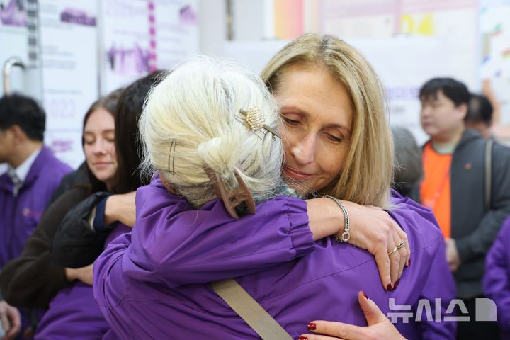 [서울=뉴시스] 김근수 기자 = 10·29 이태원참사 외국인 유가족들이 26일 오후 서울 종로구 별들의 집에 방문해 희생자의 사진을 보며 서로를 위로하고 있다. (공동취재) 2025.10.26. photo@newsis.com