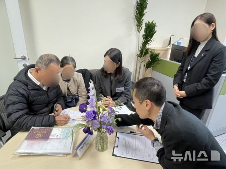 [서울=뉴시스] 27일 서울 중구 10·29이태원참사 진상규명과 재발방지를 위한 특별조사위원회(특조위) 사무실에서 외국인 희생자 유가족이 진상규명조사신청서를 작성하고 있다. (사진=특조위 제공) 2025.10.27. photo@newsis.com