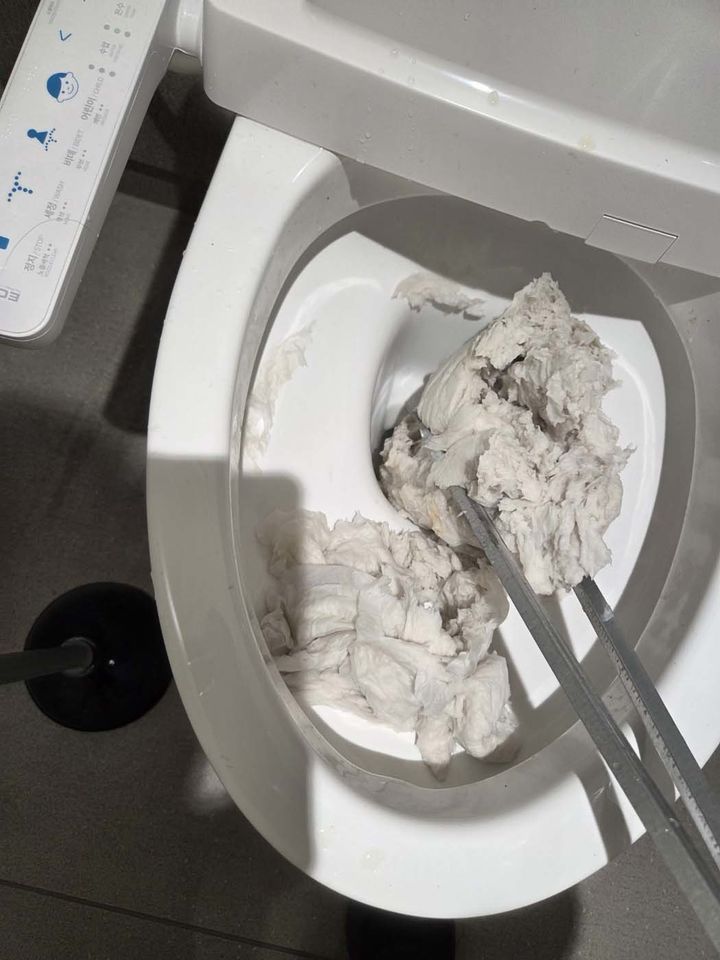 [인천공항=뉴시스] 인천공항 화장실에 누군가 고의로 휴지를 풀어 변기를 막히게 한 사건이 발생에 인천공항공사가 경찰에 수사를 의뢰할 방침이다. 2025.10.27. (사진=독자 제공) photo@newsis.com *재판매 및 DB 금지
