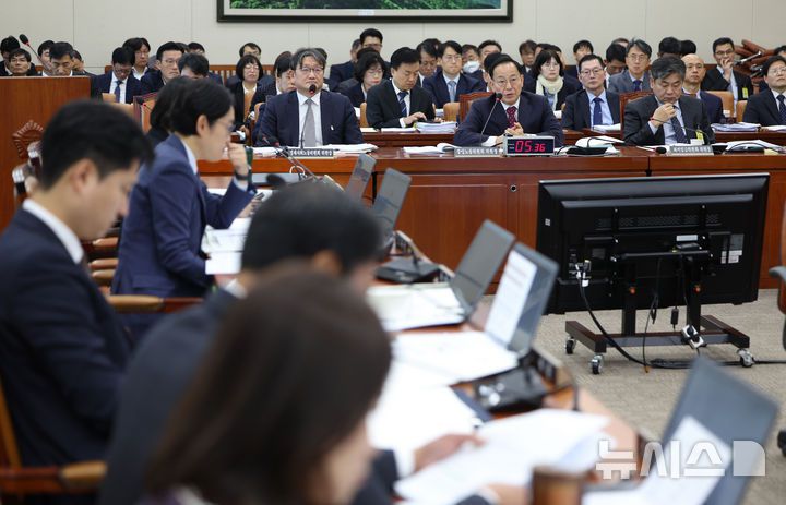 [서울=뉴시스] 김명년 기자= 김태기 중앙노동위원회 위원장이 27일 오전 서울 여의도 국회 기후에너지환경노동위원회에서 열린 경제사회노동위원회 등에 대한 국정감사에서 의원 질의에 답하고 있다. 2025.10.27. kmn@newsis.com