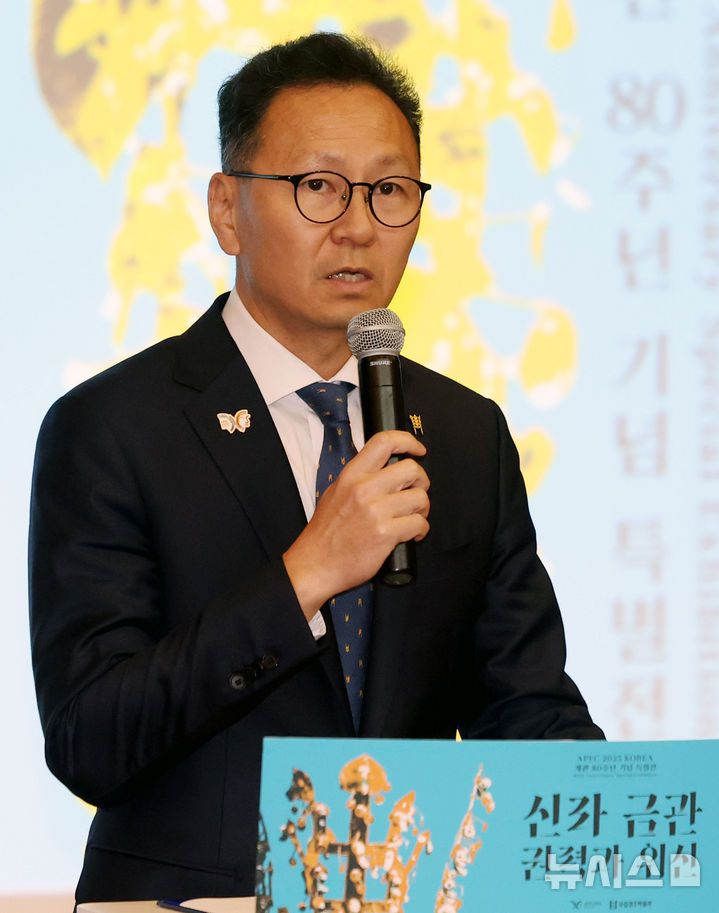 [경주=뉴시스] 추상철 기자 = 윤상덕 국립경주박물관 관장이 27일 오전 경북 경주시 국립경주박물관에서 열린 특별전 '신라 금관, 권력과 위신' 언론 공개회에서 인사말을 하고 있다. APEC 2025 KOREA와 개관 80주년 기념해 열린 이번 전시회는 신라 금관 발굴 이래 104년 만에 여섯 점을 한 자리에 모은 최초의 전시다. 2025.10.27. scchoo@newsis.com