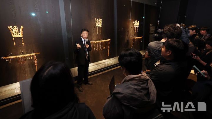 [경주=뉴시스] 추상철 기자 = 27일 오전 경북 경주시 국립경주박물관에서 열린 특별전 '신라 금관, 권력과 위신' 언론 공개회에서 신라 금관 등이 공개되고 있다. APEC 2025 KOREA와 개관 80주년 기념해 열린 이번 전시회는 신라 금관 발굴 이래 104년 만에 여섯 점을 한 자리에 모은 최초의 전시다. 2025.10.27. scchoo@newsis.com