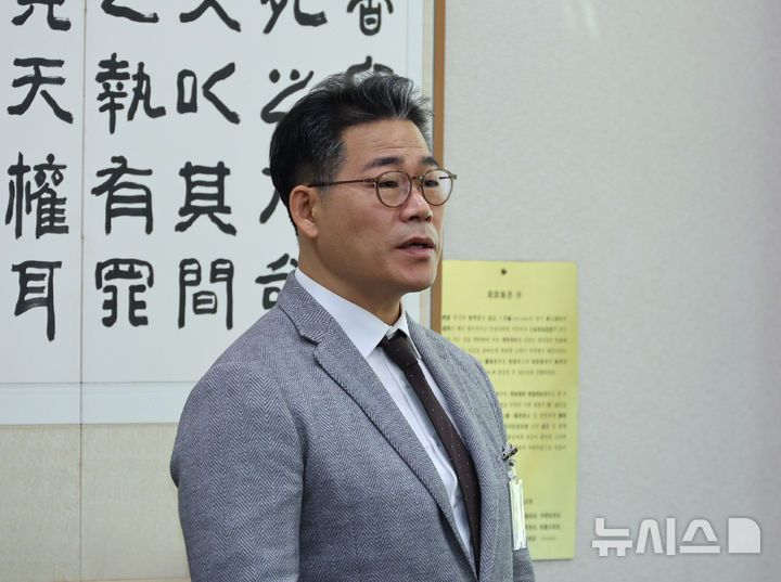 [서울=뉴시스] 김금보 기자 = 백해룡 경정이 27일 서울 여의도 국회에서 열린 법제사법위원회의 대검찰청에 대한 국정감사에서 질의에 답하고 있다. 2025.10.27. kgb@newsis.com