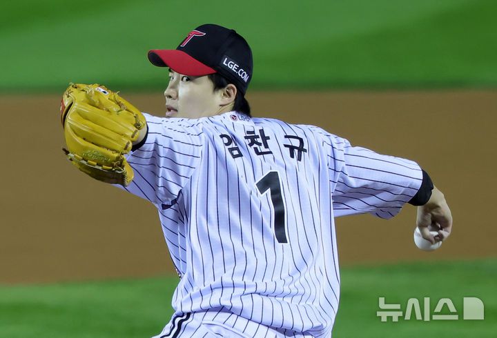 [서울=뉴시스] 홍효식 기자 = 27일 오후 서울 송파구 잠실야구장에서 열린 2025 KBO 한국시리즈 2차전 한화 이글스와 LG 트윈스의 경기, 1회초 LG 선발투수 임찬규가 공을 던지고 있다. 2025.10.27. yesphoto@newsis.com