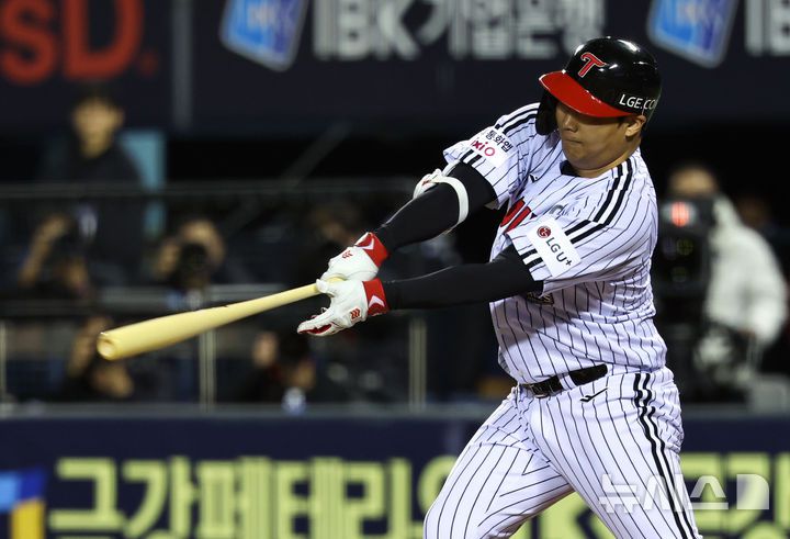 [서울=뉴시스] 최진석 기자 = 27일 오후 서울 송파구 잠실야구장에서 열린 2025 KBO 한국시리즈 2차전 한화 이글스와 LG 트윈스의 경기, 2회말 무사 1루 상황 문보경이 안타를 치고 있다. 2025.10.27. myjs@newsis.com