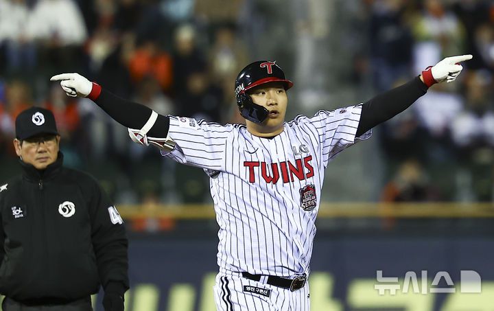 [서울=뉴시스] 김근수 기자 = 27일 오후 서울 송파구 잠실야구장에서 열린 2025 KBO 한국시리즈 2차전 한화 이글스와 LG 트윈스의 경기, 4회말 2사 주자 만루상황에서 LG 문보경이 3타점 2루타를 치고 베이스를 돌고 있다. 2025.10.27. ks@newsis.com