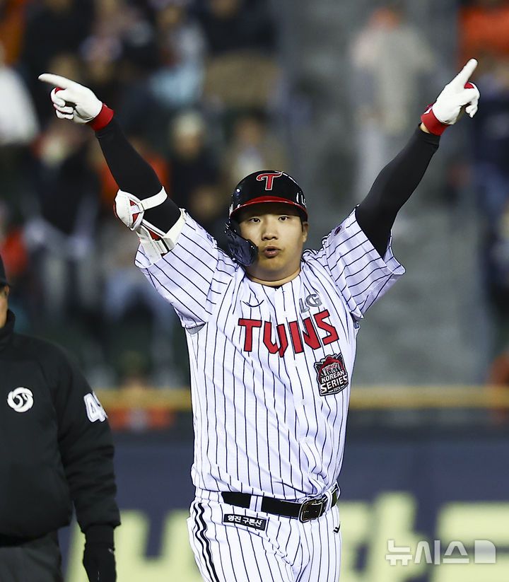 [서울=뉴시스] 김근수 기자 = 27일 오후 서울 송파구 잠실야구장에서 열린 2025 KBO 한국시리즈 2차전 한화 이글스와 LG 트윈스의 경기, 4회말 2사 주자 만루상황에서 LG 문보경이 3타점 2루타를 치고 베이스를 돌고 있다. 2025.10.27. ks@newsis.com