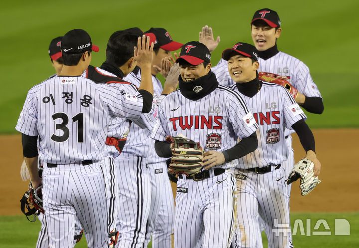 [서울=뉴시스] 홍효식 기자 = 27일 오후 서울 송파구 잠실야구장에서 열린 2025 KBO 한국시리즈 2차전 한화 이글스와 LG 트윈스의 경기, 13-5로 승리한 LG 선수들이 기뻐하고 있다. 2025.10.27. yesphoto@newsis.com
