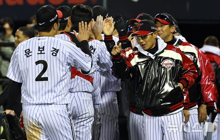 [서울=뉴시스] 최진석 기자 = 염경엽 LG 트윈스 감독과 문보경이 27일 오후 서울 송파구 잠실야구장에서 열린 2025 KBO 한국시리즈 2차전 한화 이글스와 LG 트윈스의 경기에서 13대5로 승리 후 승리를 자축하고 있다. 2025.10.27. myjs@newsis.com