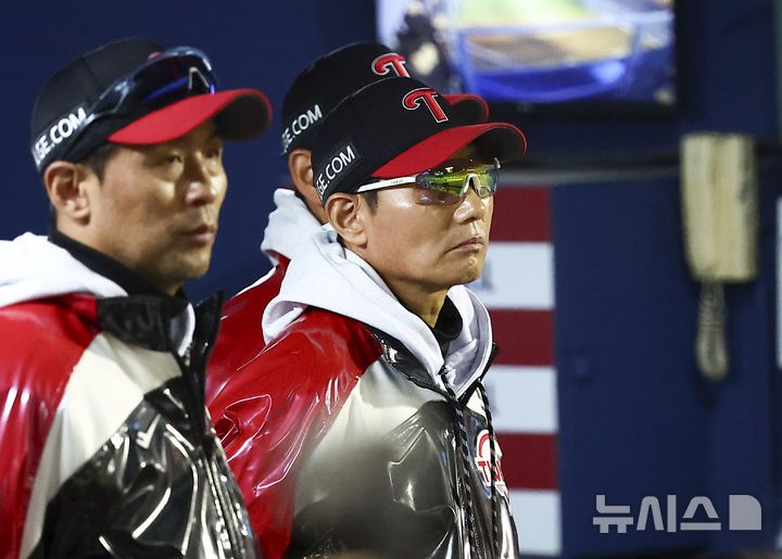 [서울=뉴시스] 김근수 기자 = 염경엽 LG 트윈스 감독이 27일 오후 서울 송파구 잠실야구장에서 열린 2025 KBO 한국시리즈 2차전 한화 이글스와 LG 트윈스의 경기를 지켜보고 있다. 2025.10.27. ks@newsis.com