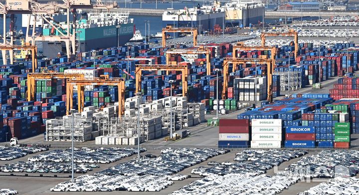 [평택=뉴시스] 김종택 기자 = 올해 3분기(7~9월) 우리나라 경제는 1.2% 성장하며 1년 6개월 만에 다시 1%대 성장률로 반등했다. 트럼프 행정부의 관세 여파에도 반도체와 승용차를 중심으로 수출이 호조세를 이어갔고 새 정부의 소비쿠폰 정책 효과로 민간소비도 반등했다.한국은행이 28일 발표한 2025년 3분기 연간 실질 국내총생산(GDP) 속보치에 따르면 올해 3분기 실질GDP는 전기대비 1.2% 성장했다. 지난해 1분기 달성했던 성장률 1.2% 이후 1년 6개월 만에 최대 상승폭이다.사진은 이날 경기 평택항에 수출입 컨테이너가 쌓여 있는 모습. 2025.10.28. jtk@newsis.com