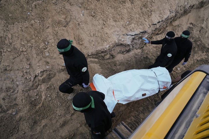 [칸유니스=AP/뉴시스] 28일(현지 시간) 가자지구 남부 칸유니스 하마드시티에서 하마스 대원들이 인질 유해 수색 중 터널에서 발견된 시신이 담긴 것으로 추정되는 백색 가방을 옮기고 있다. 2025.10.29.