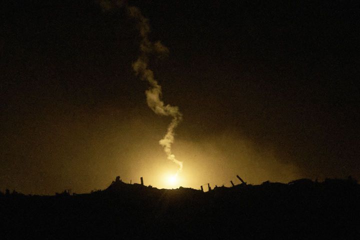 [가자지구=AP/뉴시스] 28일(현지 시간) 이스라엘군이 발사한 조명탄이 가자지구 북부 상공에서 빛나고 있다. 전날 하마스가 이스라엘에 인계한 시신 1구의 유전자 정보가 인질 사망자와 일치하지 않자, 베냐민 네타냐후 총리는 이스라엘군에 가자지구 공격 명령을 내렸다. 2025.10.29.