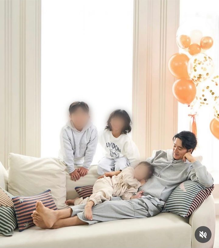 [서울=뉴시스] 배우 신현준이 아들·딸과의 사진을 공개했다. (사진=신현준 인스타그램 캡처) 2025.10.29. photo@newsis.com *재판매 및 DB 금지