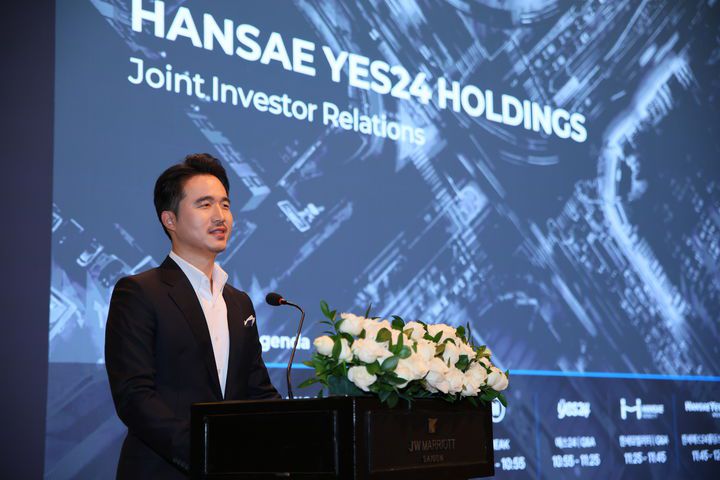 [호찌민=뉴시스] 김익환 한세실업 부회장이 2025 글로벌 기업설명회에서 발표하고 있다.(사진=한세예스24홀딩스 제공) *재판매 및 DB 금지