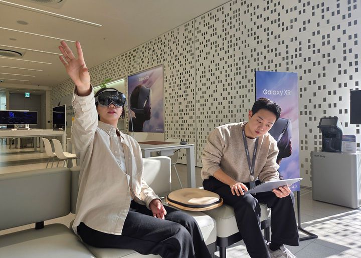 [서울=뉴시스] 삼성전자는 지난 22일 출시한 헤드셋 형태의 모바일 기기 '갤럭시 XR'이 뜨거운 관심을 받고 있다고 29일 밝혔다.삼성전자는 전국 7개 삼성스토어(강남·홍대·더현대서울·신세계 대전·신세계 대구·신세계 센텀시티·광주 상무)에서 '갤럭시 XR' 체험존을 운영하고 있다. 삼성스토어 홍대는 11월 5일까지, 삼성 강남과 더현대 서울의 체험존은 11월 8일까지의 예약이 마감됐다. 사진은 삼성스토어 홍대에서 헤드셋 형태의 모바일 기기 '갤럭시 XR'을 체험하는 모습. (사진=삼성전자 제공) 2025.10.29. photo@newsis.com *재판매 및 DB 금지