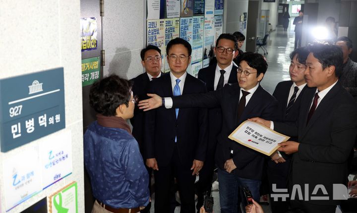 [서울=뉴시스] 조성봉 기자 = 문호철 (오른쪽 세번째)국민의힘 미디어특위 수석 부위원장과 관계자들이 29일 오전 서울 여의도 국회 의원회관 민병덕(을지로위원장)더불어민주당 의원실 앞에서 보좌진에게  '최민희 국회 과학기술정보방송통신 위원장 갑질 의혹' 관련 신고접수를 요청하고 있다. 2025.10.29. suncho21@newsis.com