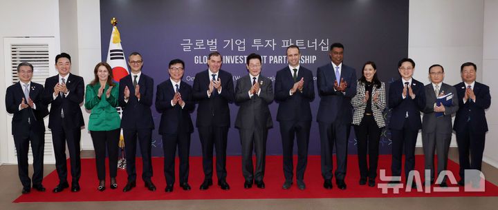 [경주=뉴시스] 고범준 기자 = 이재명 대통령이 29일 경북 경주예술의전당에서 열린 글로벌 기업 투자 파트너십에서 참석자들과 기념촬영을 하고 있다. 김용범 대통령실 정책실장, 강훈식 대통령 비서실장, 카레나 칸실레리 유미코아 본사 배터리사업부 대표, 니콜라 푸아리앙 에어리퀴드코리아 대표, 이진안 앰코테크놀로지코리아 대표, 맷 가먼 아마존웹서비스(AWS) CEO, 이재명 대통령, 반 홀 코닝 한국 총괄사장, 뷔 트란 지멘스 헬시니어스 아태지역 CEO, 김정관 산업통상부 장관, 위성락 국가안보실장, 강경성 코트라 사장. (대통령실통신사진기자단) 2025.10.29. bjko@newsis.com