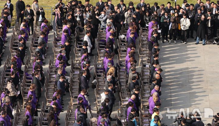 [서울=뉴시스] 김명원 기자 = 29일 오전 서울 종로구 광화문 광장 북측광장에서 이태원 참사 3주기 기억식이 열린가운데 10시29분에 추모 묵념을 하고 있다. 2025.10.29. kmx1105@newsis.com