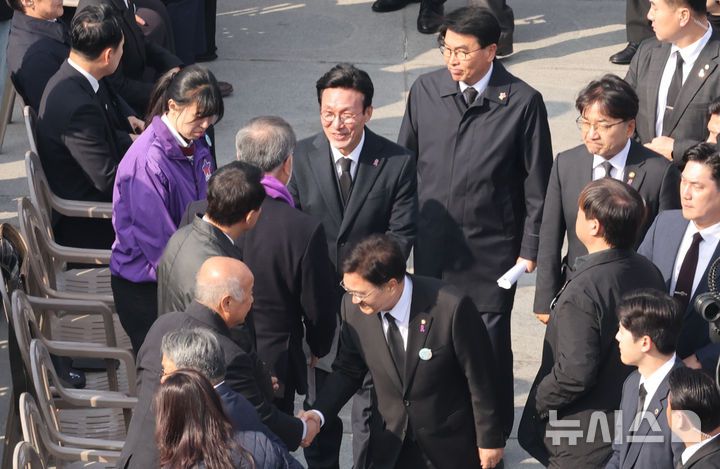 [서울=뉴시스] 김명원 기자 = 우원식 국회의장과 김민석 국무총리가 29일 오전 서울 종로구 광화문 광장 북측광장에서 열린 이태원 참사 3주기 기억식에 참석하며 유가족 참석자들과 인사하고 있다. 2025.10.29. kmx1105@newsis.com