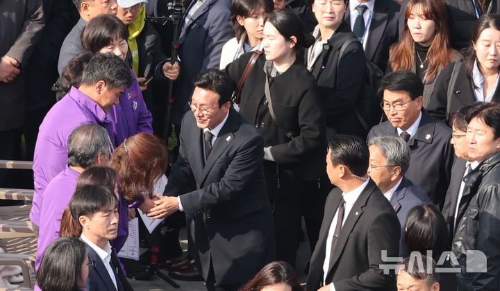 [서울=뉴시스] 김명원 기자 = 김민석 국무총리가 29일 오전 서울 종로구 광화문 광장 북측광장에서 열린 이태원 참사 3주기 기억식에 참석하며 유가족들과 인사하고 있다. 2025.10.29. kmx1105@newsis.com