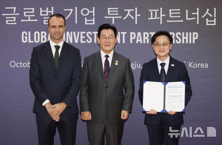 [경주=뉴시스] 고범준 기자 = 이재명 대통령이 29일 경북 경주예술의전당에서 열린 투자협약식에서 니콜라 파리 르노 한국 CEO와 김정관 산업통상부 장관과 함께 기념촬영을 하고 있다. (대통령실통신사진기자단) 2025.10.29. bjko@newsis.com