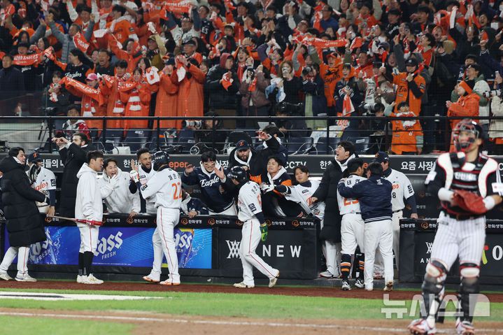 [대전=뉴시스] 조성우 기자 = 29일 대전 중구 한화생명볼파크에서 열린 2025 KBO 한국시리즈 3차전 LG 트윈스와 한화 이글스의 경기, 한화 8회말 공격 2사 주자 만루서 심우준의 2타점 적시2루타 때 홈인한 채은성, 문현빈이 더그아웃에서 기쁨을 나누고 있다. 2025.10.29. xconfind@newsis.com