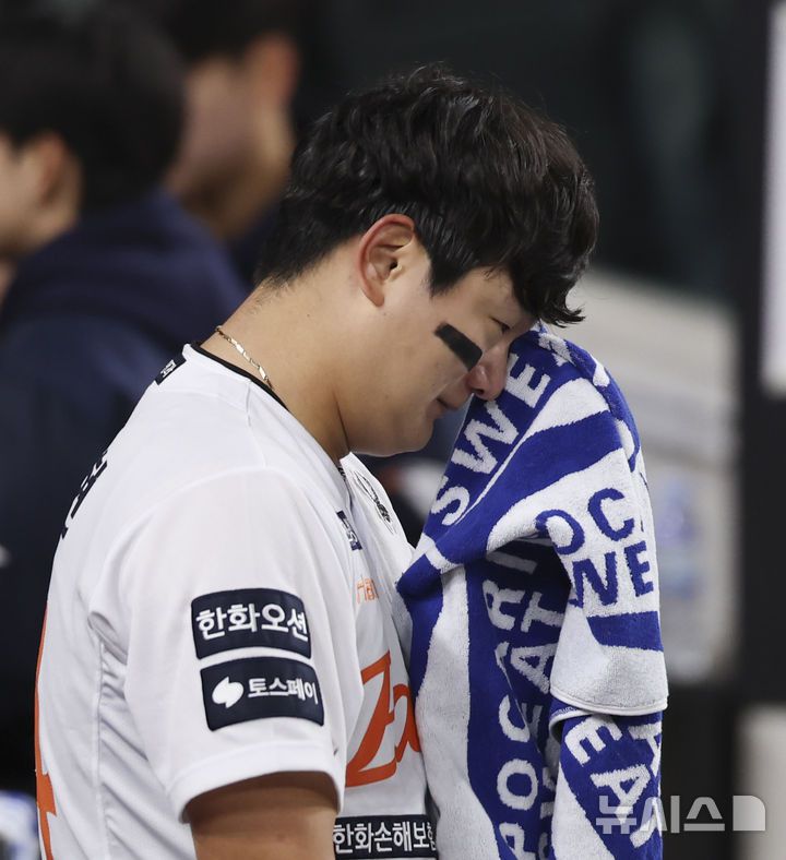 [대전=뉴시스] 김근수 기자 = 29일 대전 중구 한화생명볼파크에서 열린 2025 KBO 한국시리즈 3차전 LG 트윈스와 한화 이글스의 경기에서 한화이글스가 7-3으로 승리를 거뒀다. 한화 투수 김서현이 눈물을 흘리고 있다. 2025.10.29. ks@newsis.com