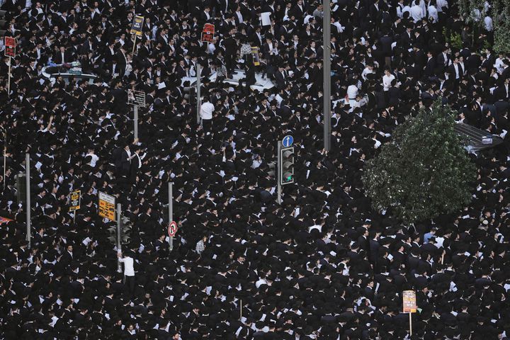 [예루살렘=AP/뉴시스] 30일(현지 시간) 이스라엘 예루살렘에서 군 징집 계획에 반대하는 초정통파 유대교도 '하레디'가 시위하고 있다. 현지 언론은 이날 하레디 수십만 명이 예루살렘에 모여 시위하면서 텔아비브와 이어지는 고속도로와 지하철 등 교통이 거의 마비됐다고 전했다. 2025.10.31.