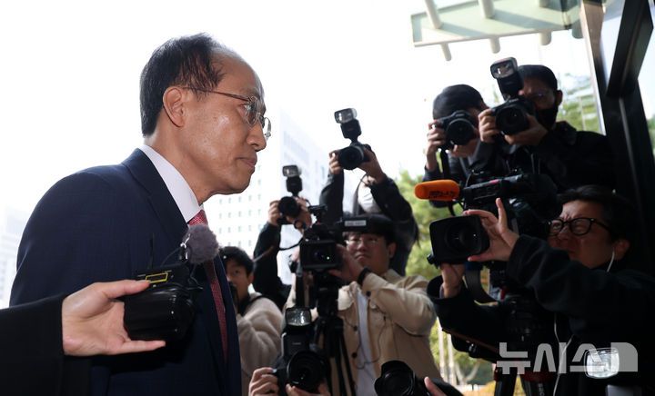 [서울=뉴시스] 김선웅 기자 = 추경호 국민의힘 의원이 30일 서울 서초구 서울고등검찰청에 위치한 조은석 내란특검에서 진행되는 1차 피의자 소환조사에 출석하고 있다. 2025.10.30. mangusta@newsis.com