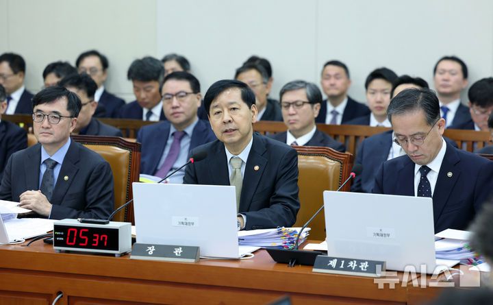 [서울=뉴시스] 고승민 기자 = 구윤철 경제부총리 겸 기획재정부 장관이 30일 서울 여의도 국회에서 열린 기획재정위원회의 기획재정부 등 종합감사에서 의원 질의에 답하고 있다. 2025.10.30. kkssmm99@newsis.com