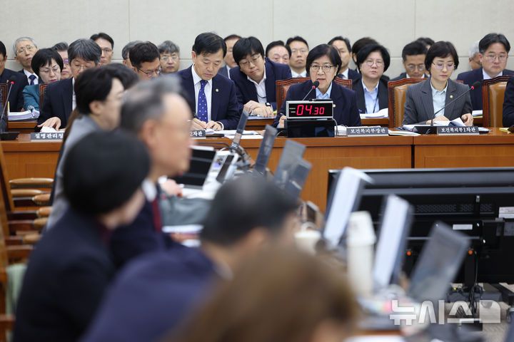 [서울=뉴시스] 김명년 기자 = 정은경 보건복지부 장관이 30일 오전 서울 여의도 국회 보건복지위원회에서 열린 보건복지부 등에 대한 종합감사에서 답변하고 있다. 2025.10.30. kmn@newsis.com