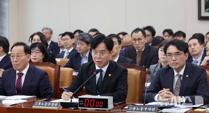 [서울=뉴시스] 조성봉 기자 = 김영훈 고용노동부 장관이 30일 오전 서울 여의도 국회 기후에너지환경노동위원회에서 열린 고용노동부 등 종합감사에서 의원 질의에 답변하고 있다. 2025.10.30. suncho21@newsis.com