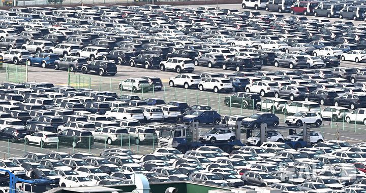 [평택=뉴시스] 김종택 기자 = 30일 경기 평택시 포승읍 평택항 자동차 전용부두에 선적을 기다리는 수출용 차량이 세워져 있다. 한미 정상회담을 계기로 양국간 관세협상이 타결됨에 따라 미국은 우리나라에 대한 상호관세를 15%로 유지하고 자동차 및 부품 관세도 현행 25%에서 15%로 인하하기로 했다. 2025.10.30. jtk@newsis.com