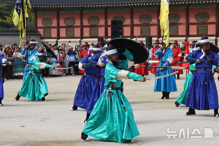 [서울=뉴시스] 최진석 기자 = 30일 오후 서울 종로구 경복궁 흥례문광장에서 열린 궁궐 호위군사열의식에서 신호체계에 따른 진법 시연이 펼쳐지고 있다.  2025.10.30. myjs@newsis.com