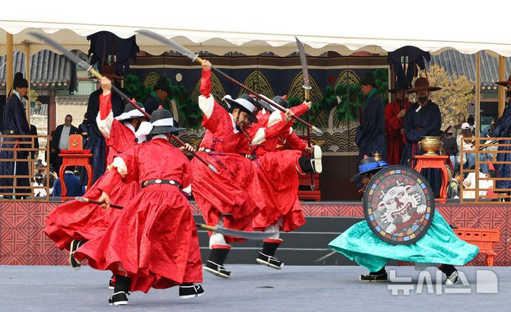 [서울=뉴시스] 최진석 기자 = 30일 오후 서울 종로구 경복궁 흥례문광장에서 열린 궁궐 호위군사열의식에서 무예 시연 단체 연무가 펼쳐지고 있다.  2025.10.30. myjs@newsis.com