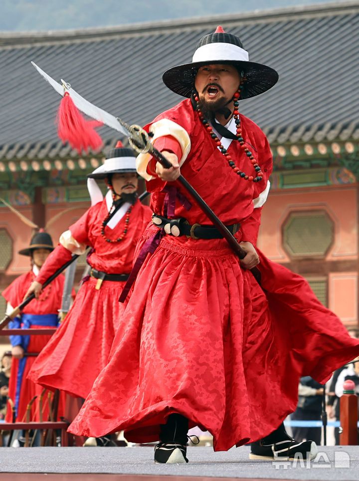 [서울=뉴시스] 최진석 기자 = 30일 오후 서울 종로구 경복궁 흥례문광장에서 열린 궁궐 호위군사열의식에서 무예 시연 단체 연무가 펼쳐지고 있다.  2025.10.30. myjs@newsis.com