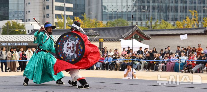 [서울=뉴시스] 최진석 기자 = 30일 오후 서울 종로구 경복궁 흥례문광장에서 열린 궁궐 호위군사열의식에서 무예 시연 개인 연무가 펼쳐지고 있다.  2025.10.30. myjs@newsis.com