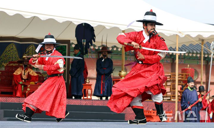 [서울=뉴시스] 최진석 기자 = 30일 오후 서울 종로구 경복궁 흥례문광장에서 열린 궁궐 호위군사열의식에서 무예 시연 단체 연무가 펼쳐지고 있다.  2025.10.30. myjs@newsis.com