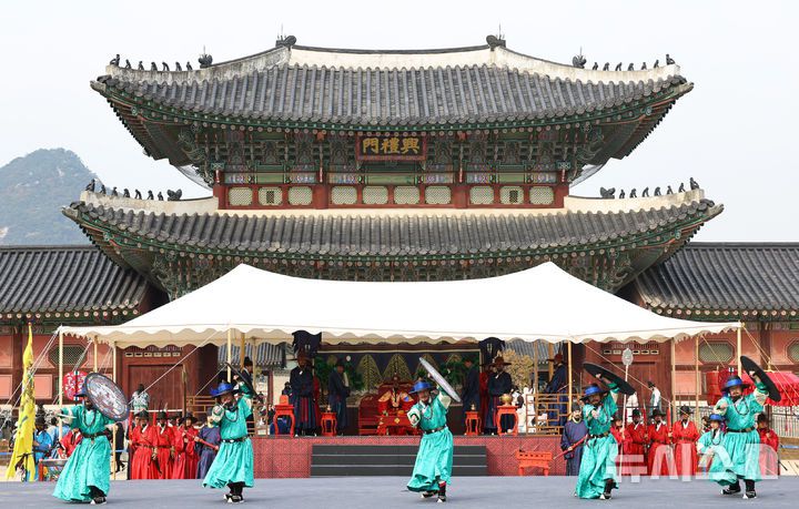 [서울=뉴시스] 최진석 기자 = 30일 오후 서울 종로구 경복궁 흥례문광장에서 열린 궁궐 호위군사열의식에서 무예 시연 단체 연무가 펼쳐지고 있다.  2025.10.30. myjs@newsis.com